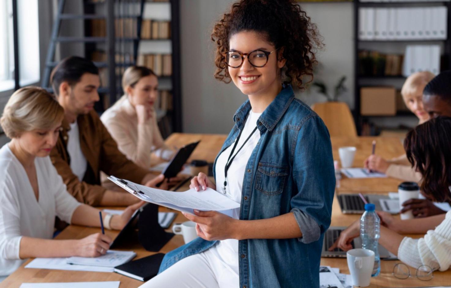 Personas celebrando logros y crecimiento financiero personal